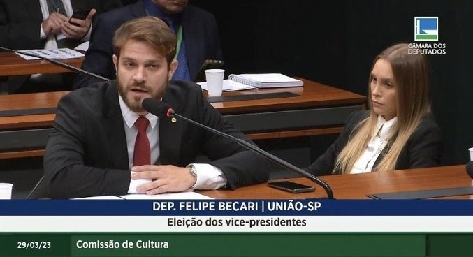 Carla Diaz acompanha Felipe Becari na Câmara dos Deputados