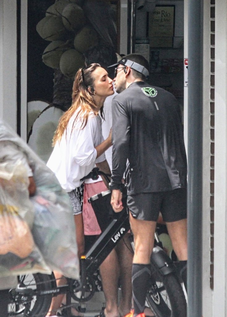Rafa Kalimann e empresário se beijam durante passeio no Rio