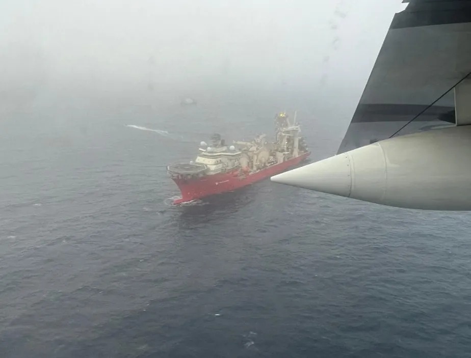 Foto divulgada pela Guarda Costeira dos EUA mostra navio Deep Energy, que participa das buscas pelo submarino