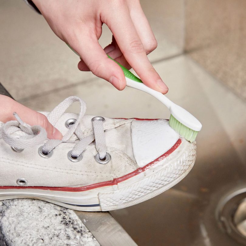 Pasta de dente limpa sapatos