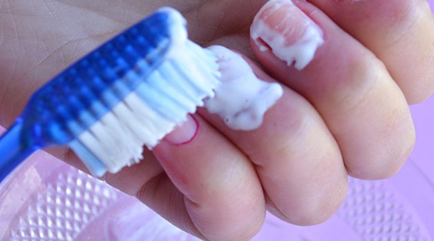 Pasta de dente remove esmalte