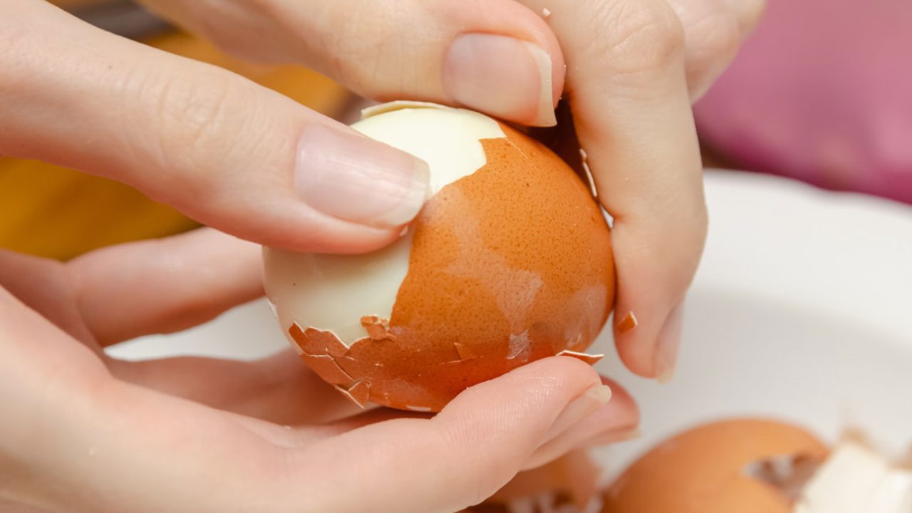Truque fácil para descascar ovos cozidos
