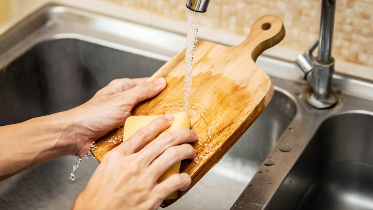 A maneira correta de higienizar tábuas de carne e outros utensílios de madeira 