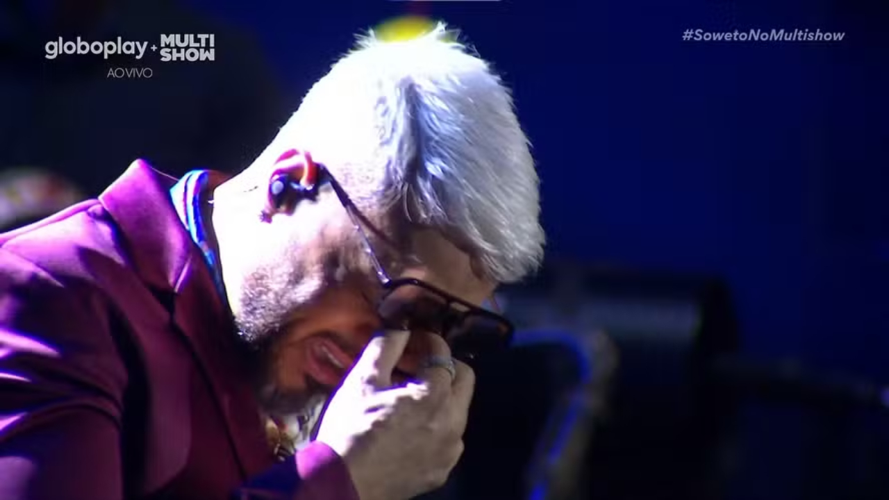 Belo chorando durante show