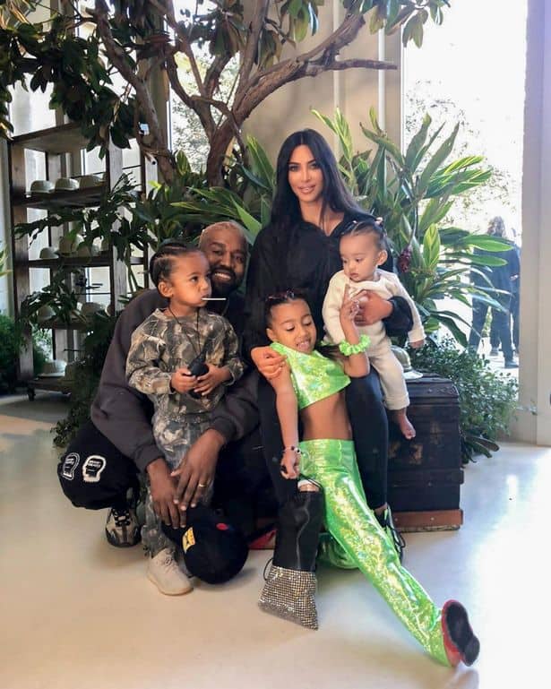Kanye West e Kim Kardashian com os filhos 