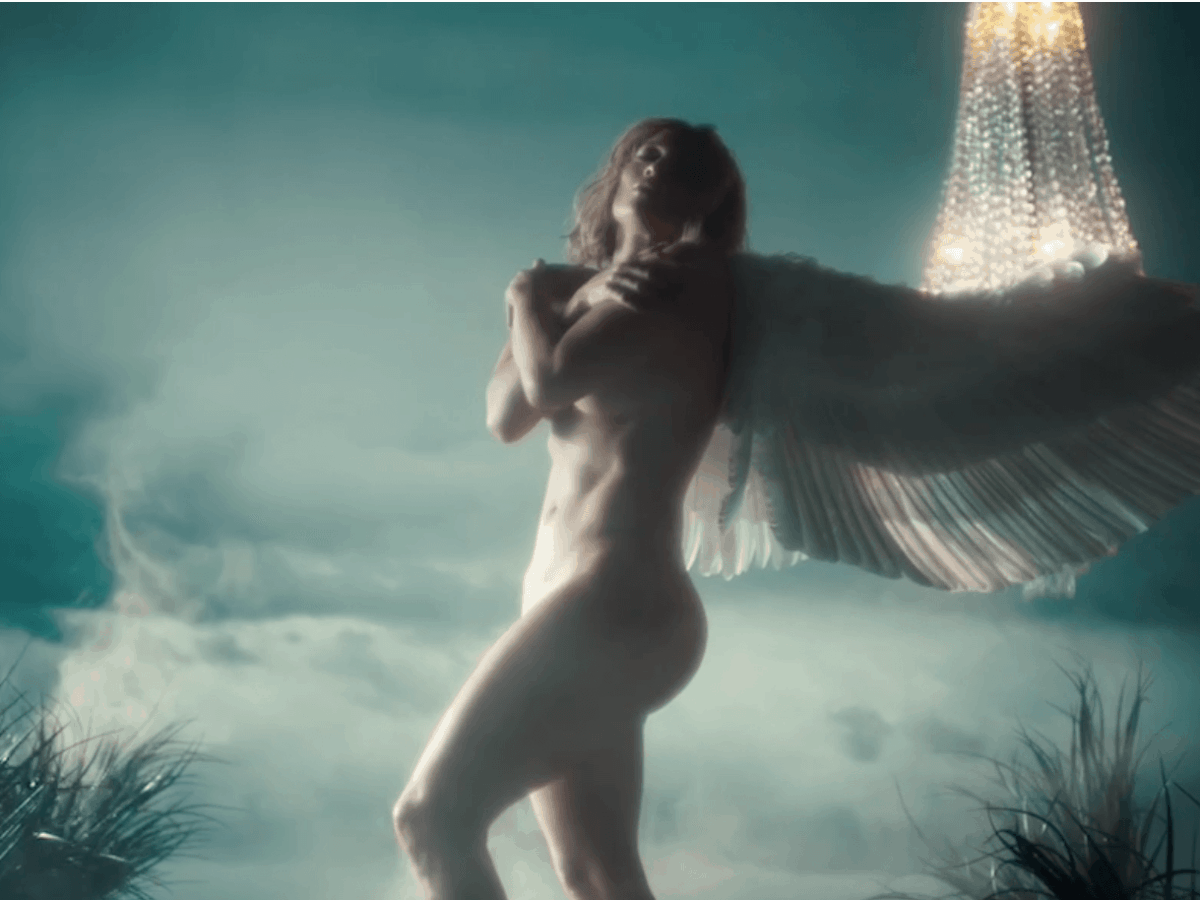 Jennifer Lopez com asas de anjo