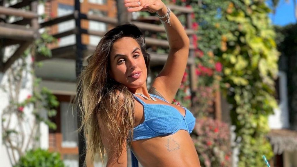 De Camisola Carol Peixinho Empina Bumbum Na Cama E Fãs Babam