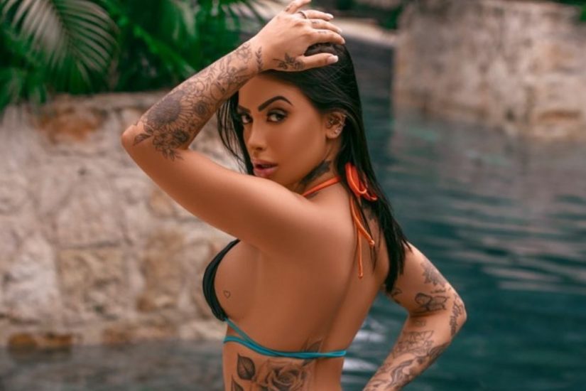 Peladona, MC Mirella empina bumbum tatuado em foto sexy
