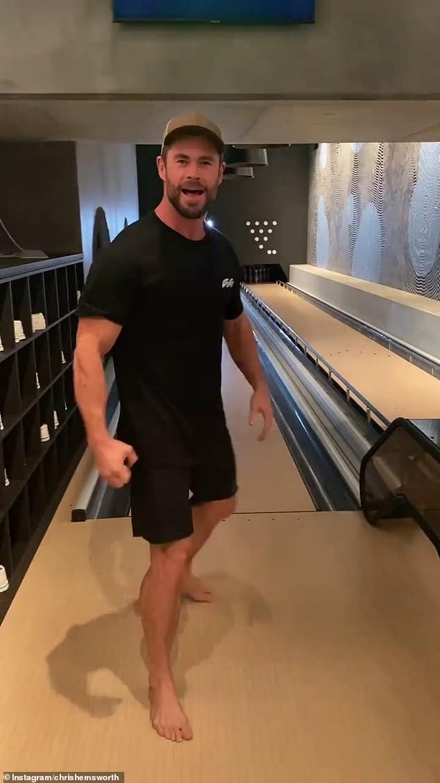 Chris Hemsworth em sua pista de boliche