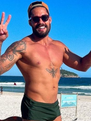 Bil Araújo, o Arcrebiano do BBB21, em praia do Rio de Janeiro (Foto: Reprodução/Instagram)