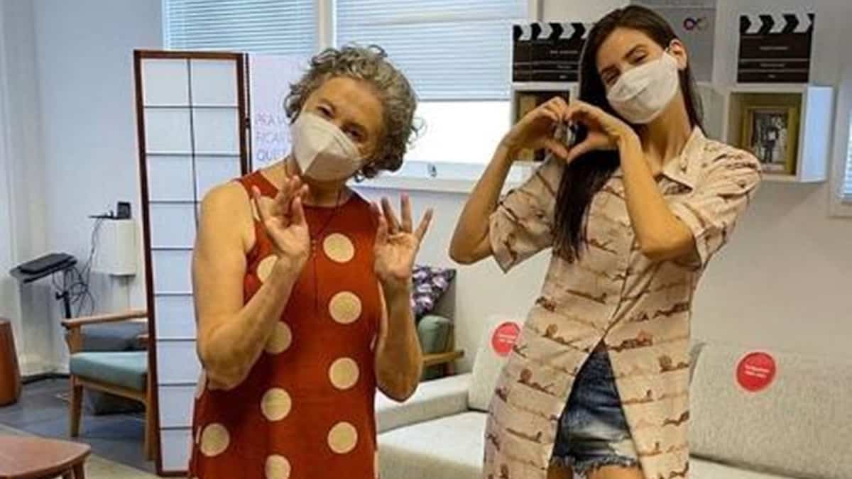 Camila Queiroz reencontrou Ana Lúcia Torre nos bastidores da Globo (Foto: Reprodução/Instagram)