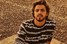 Rodrigo Simas causou na web ao aparecer em foto sem camisa (Foto: Thiago Bruno/Reprodução/Instagram)