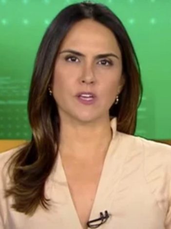 Carla Cecato no Fala Brasil; jornalista comentou saída de Faustão da Globo (Foto: Reprodução/Record)