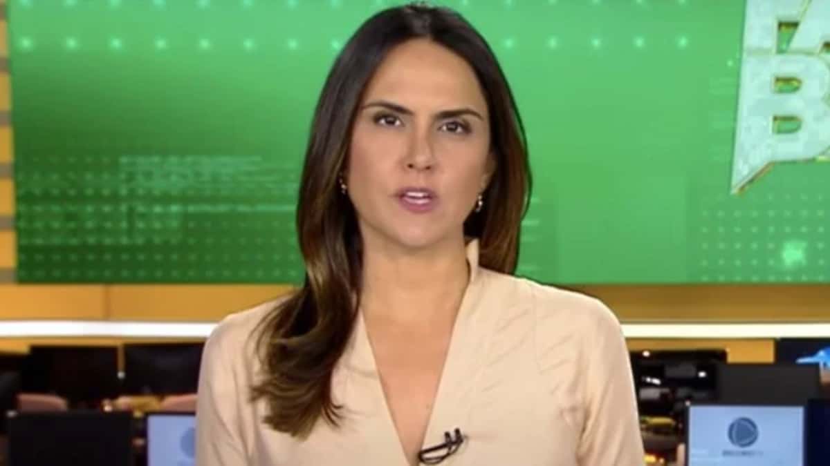 Carla Cecato no Fala Brasil; jornalista comentou saída de Faustão da Globo (Foto: Reprodução/Record)