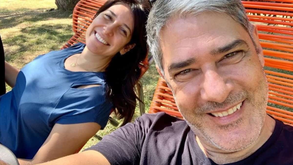 William Bonner e Natasha Dantas em momento juntos; esposa do jornalista brincou com visual barbudo (Foto: Reprodução/Instagram)