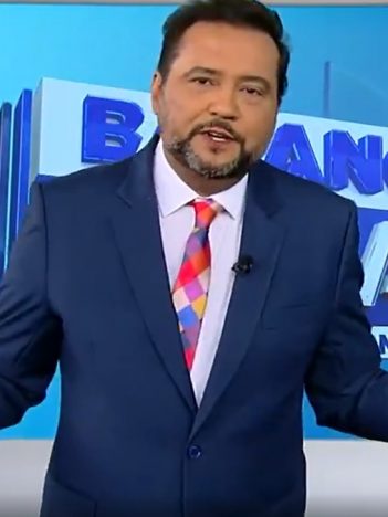 Geraldo Luís no comando do Balanço Geral Manhã, hoje (07); apresentador comemorou retorno à TV (Foto: Reprodução/Record)