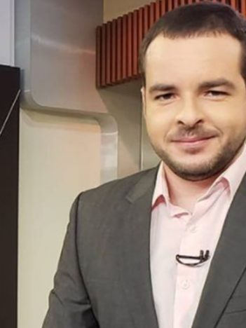 Erick Bang no estúdio da Globo News; apresentador da Globo sofreu acidente e teve perda de memória (Foto: Reprodução/Instagram)