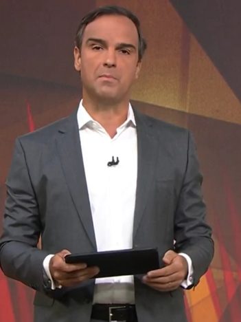Tadeu Schmidt no comando do Fantástico; apresentador chamou a atenção com visual bronzeado (Foto: Reprodução/TV Globo)