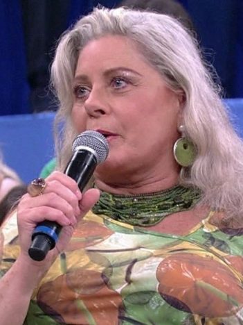 Vera Fischer em entrevista ao Altas Horas; atriz revela que sofreu abuso psicológico (Foto: Reprodução/TV Globo)
