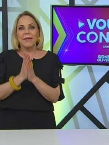Claudete Troiano no comando do Vou Te Contar; apresentadora foi afastada após contrair coronavírus (Foto: Reprodução/RedeTV!)
