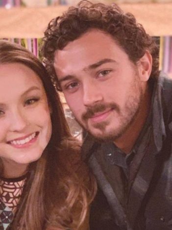 Larissa Manoela e André Luiz Frambach anunciaram casamento nas redes sociais; atores revelaram detalhes sobre a cerimônia (Foto: Reprodução/Instagram)