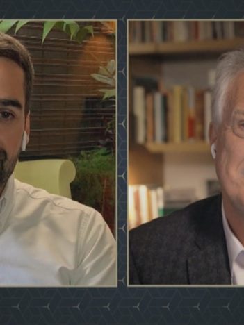 Eduardo Leite em entrevista a Pedro Bial no Conversa com Bial; governador se assumiu gay e apresentador se emocionou (Foto: Reprodução/TV Globo)
