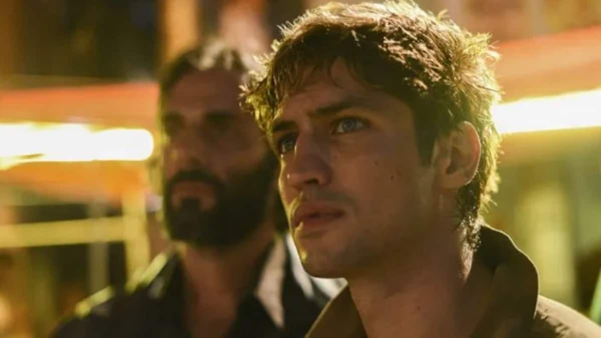 Gabriel Leone interpreta Pedro Dom, protagonista da série do Amazon Prime Vídeo; irmã do criminoso detonou a produção (Foto: Divulgação/Amazon Prime Video)