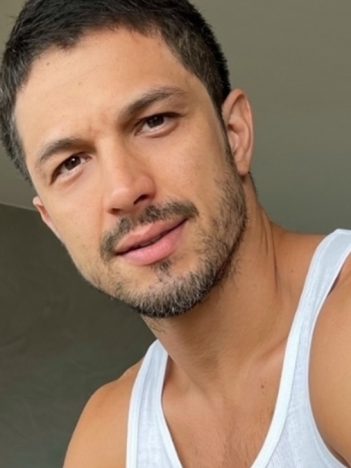 Romulo Estrela apareceu em clique sensual e arrancou elogios (Foto: Reprodução/Instagram)