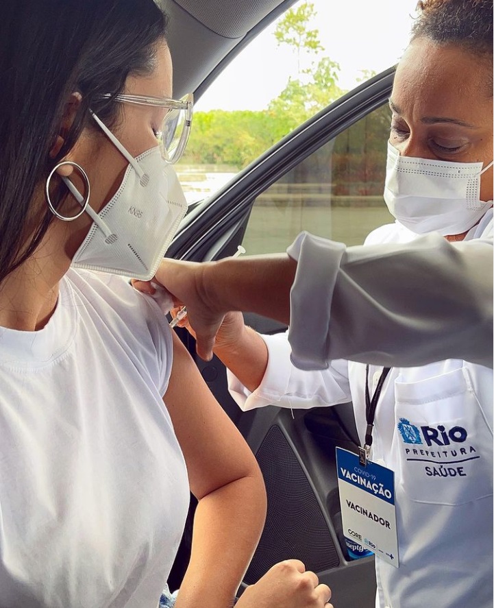 Juliette Freire recebe primeira dose da vacina contra a Covid-19