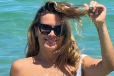 Carolina Dieckmann abaixou o biquíni em clique no mar e causou (Foto: Reprodução/Instagram)