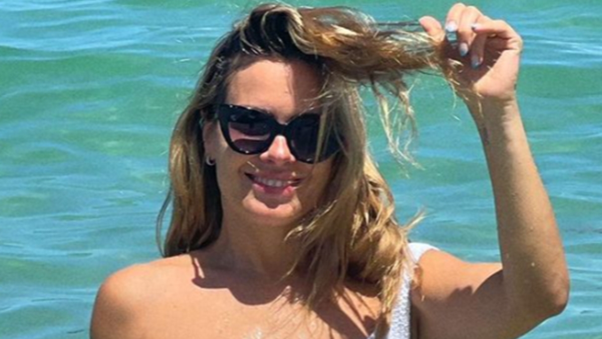 Carolina Dieckmann abaixou o biquíni em clique no mar e causou (Foto: Reprodução/Instagram)