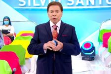 Silvio Santos em seu programa no SBT; emissora rebateu Datena e negou que apresentador esteja com covid-19 (Foto: Reprodução/SBT)