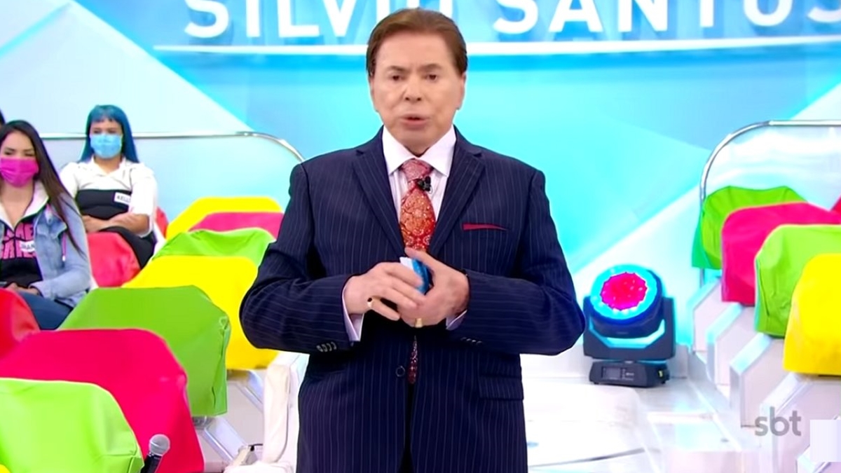 Silvio Santos em seu programa no SBT; emissora rebateu Datena e negou que apresentador esteja com covid-19 (Foto: Reprodução/SBT)