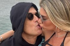 Sérgio Mallandro beijando a namorada Danielly Borges