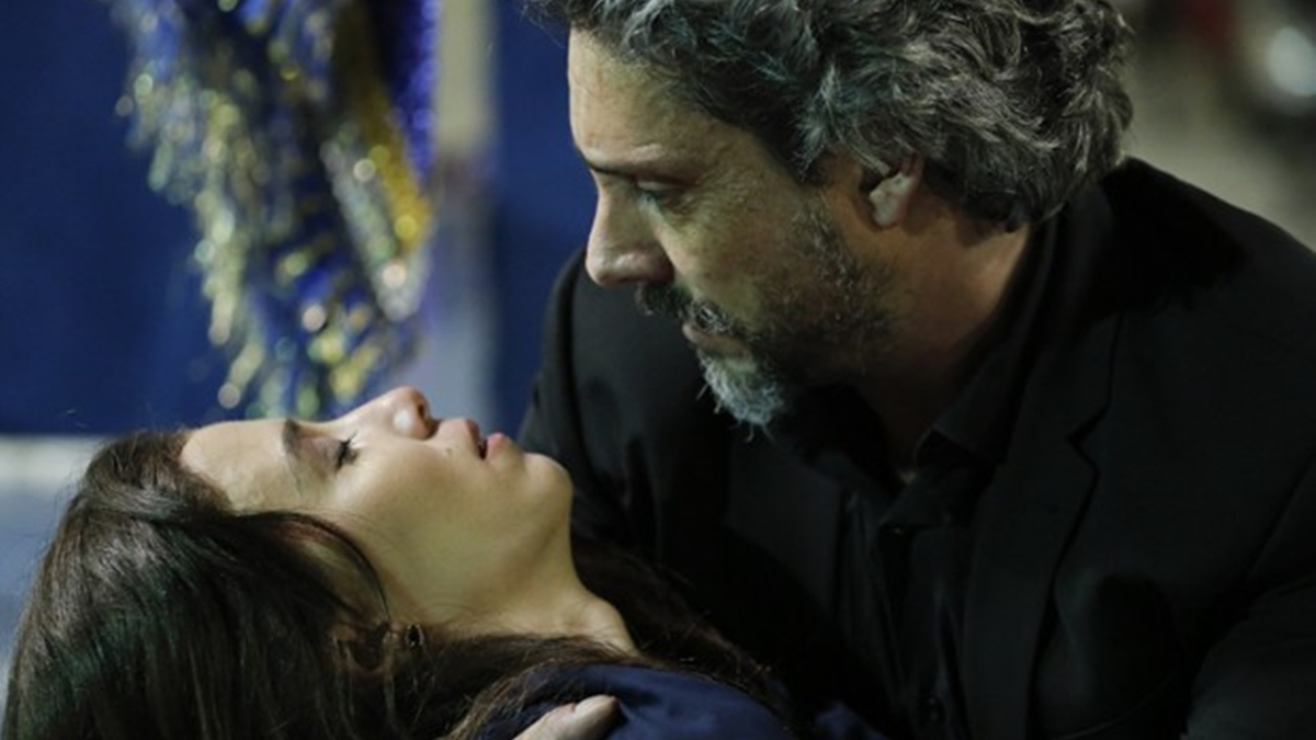 Cora (Marjorie Estiano) leva tiro e salva a vida de José Alfredo (Alexandre Nero) (Foto: Felipe Monteiro/TV Globo)