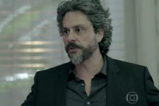 José Alfredo (Alexandre Nero) descobre sua fortuna enterrada em Império (Foto: Reprodução/TV Globo)
