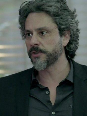 José Alfredo (Alexandre Nero) descobre sua fortuna enterrada em Império (Foto: Reprodução/TV Globo)