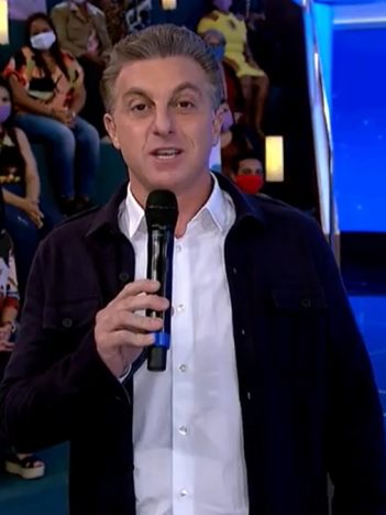 Luciano Huck em sua estreia no Domingão, que foi marcada por erros técnicos (Foto: Reprodução/TV Globo)