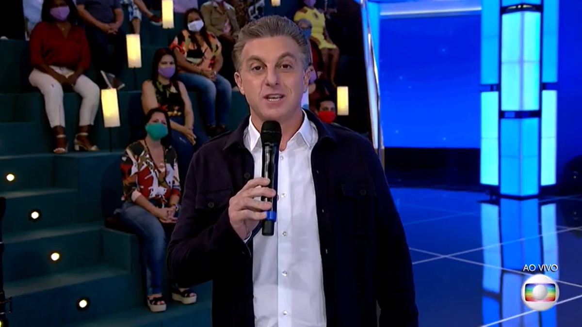 Luciano Huck em sua estreia no Domingão, que foi marcada por erros técnicos (Foto: Reprodução/TV Globo)