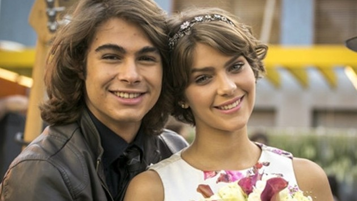 Rafael Vitti (Pedro) e Isabella Santoni (Karina) em Malhação Sonhos; Globo acabou com novela e reprise não terá substituta (Foto: Divulgação/TV Globo)