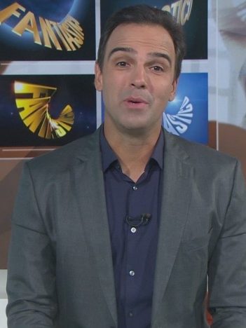 Tadeu Schmidt no comando do Fantástico; apresentador mostrou mudança no corpo (Foto: Reprodução/TV Globo)
