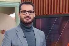 Marcelo Cosme no estúdio da Globo News; apresentador foi vítima de homofobia (Foto: Reprodução/Instagram)