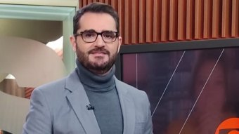 Marcelo Cosme no estúdio da Globo News; apresentador foi vítima de homofobia (Foto: Reprodução/Instagram)