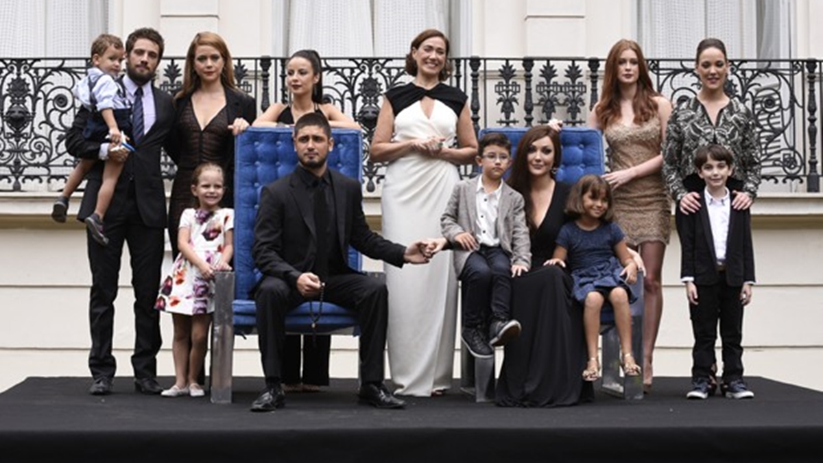 João Lucas (Daniel Rocha) na foto da família Medeiros no último capítulo de Império (Foto: Raphael Dias/TV Globo)