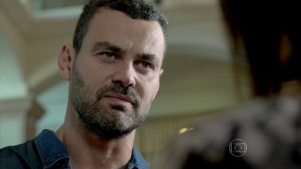 Maurílio (Carmo Dalla Vecchia) é filho do mordomo em Império (Foto: Reprodução/TV Globo)