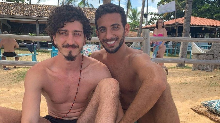 Johnny Massaro e namorado, João Pedro (Reprodução/Instagram)