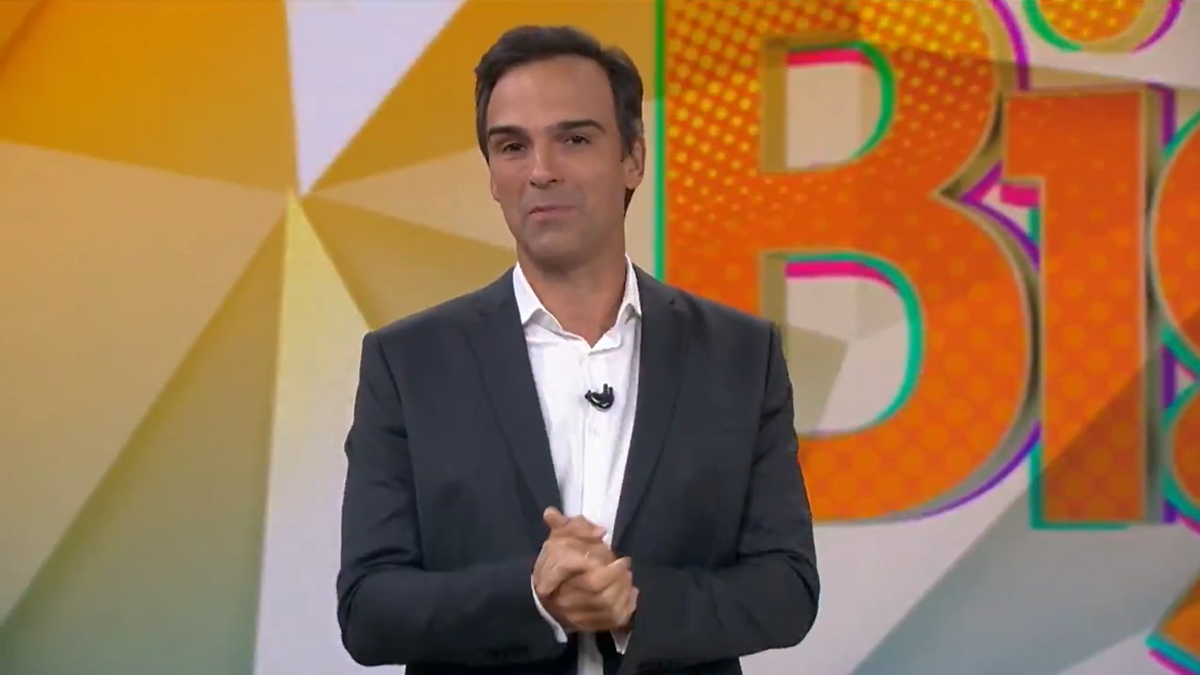 Tadeu Schmidt no Fantástico; apresentador comemorou mudança para o BBB22 (Foto: Reprodução/Globo)