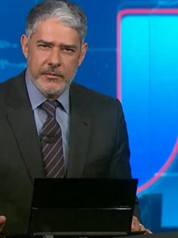 William Bonner no comando do Jornal Nacional; apresentador rebateu questionamento na web (Foto: Reprodução/TV Globo)