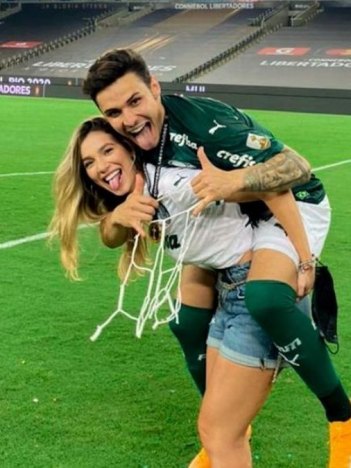 Raphael Veiga, do Palmeiras, e Bruna Santana