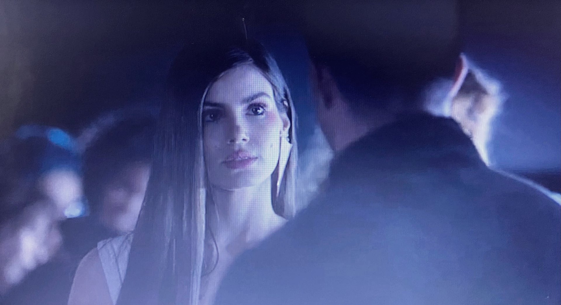 Camila Queiroz (Angel) em Verdades Secretas 2; final da novela é gravado com dublê (Foto: Reprodução/Globoplay)